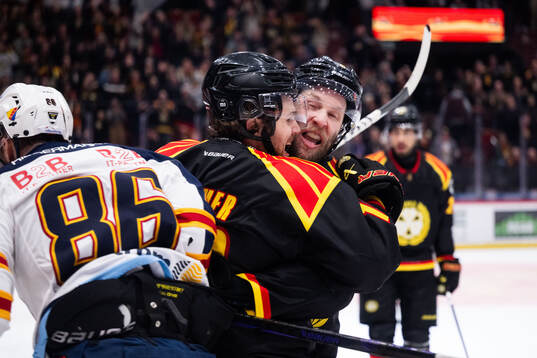 Brynäs Tyler Kelleher jublar Greg Scott