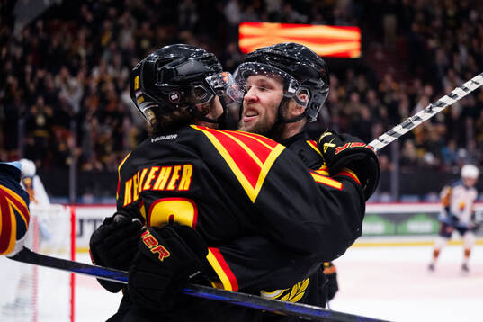 Brynäs Tyler Kelleher jublar Greg Scott