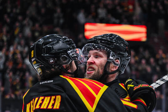 Brynäs Tyler Kelleher och Greg Scott jublar