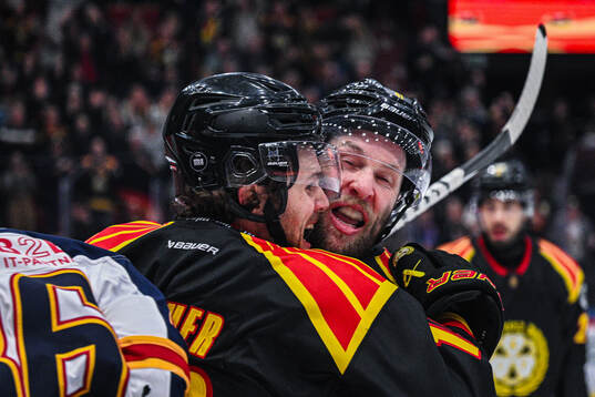 Brynäs Tyler Kelleher och Greg Scott jublar