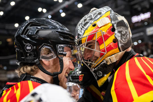 Brynäs målvakt Damian Clara jublar med Anton Ohlsson