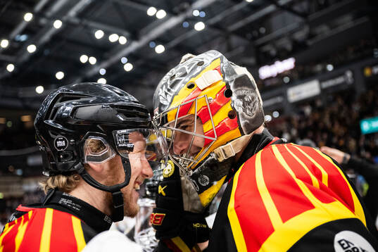 Brynäs målvakt Damian Clara jublar med Anton Ohlsson
