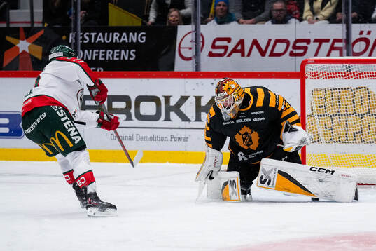 Frölundas Jere Innala gör 1-1 bakom Skellefteås målvakt