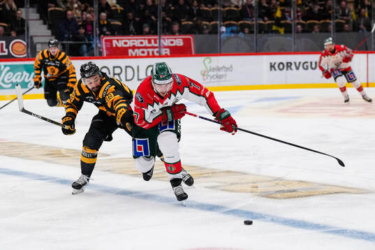 Skellefteås Dylan Sikura och Frölundas Henrik Tömmernes