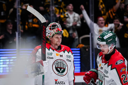 Frölundas målvakt Lars Johansson och Jere Innala deppar