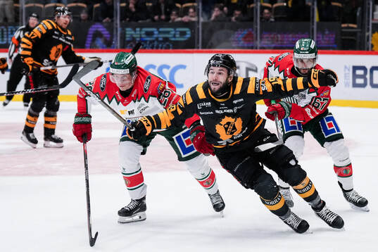 Frölundas Isac Heens och Jayden Halbgewachs mot