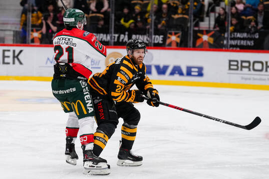 Frölundas Jere Innala och Skellefteås Oscar Lindberg