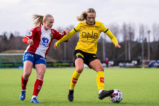 Kamilla Melgård of Lyn and Oda Mathilde Johansen LSK