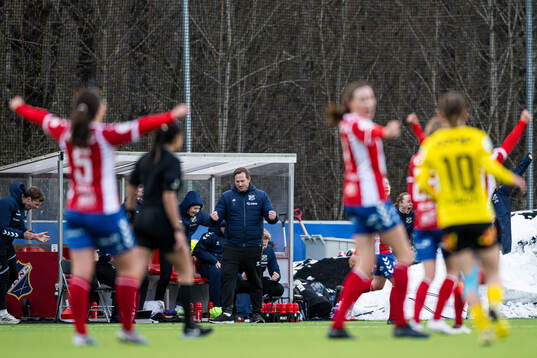 Joakim Dragsten, head coach of Lyn, celebrates at the final