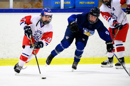 Ester Rosenbaumova of Czech Republic and Jenna Wessman of
