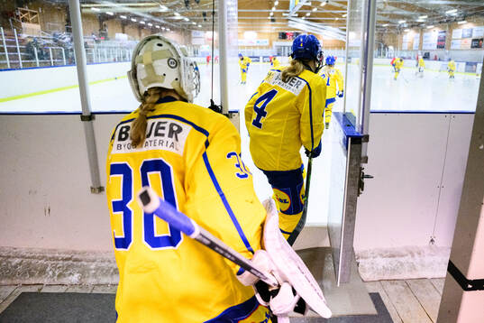 Goaltender Elin Löwenadler and Malva Lindgren
