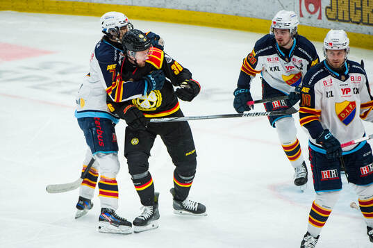 Djurgårdens Victor Eklund och Brynäs Linus Ölund