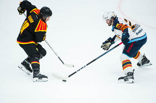 Brynäs Tyler Kelleher och Djurgårdens Axel Andersson