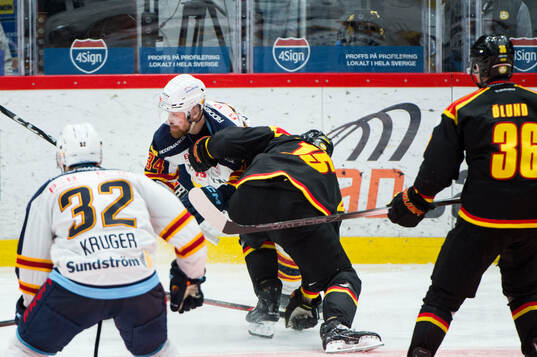 Djurgårdens Daniel Brodin och Brynäs Simon Bertilsson