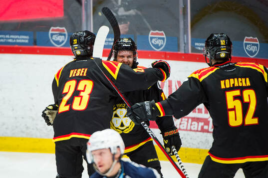 Brynäs Tyler Vesel, Tyler Kelleher och Jack Kopacka jublar