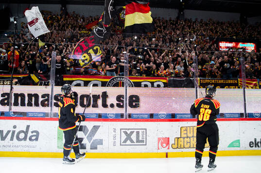 Brynäs Theo Lindstein och Linus Ölund jublar