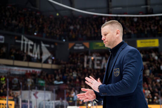 Djurgårdens tränare Michael Holmqvist  deppar