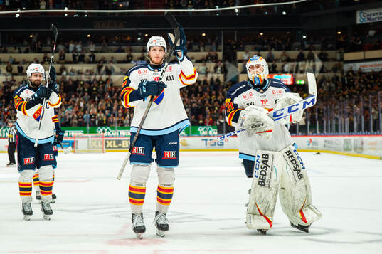 Djurgårdens Edvin Hammarlund och målvakt Viktor Andrén