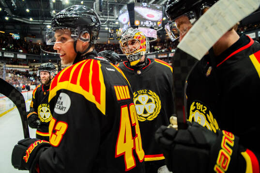 Brynäs målvakt Damian Clara jublar