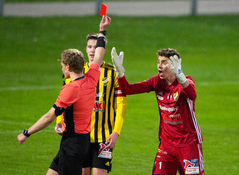 IFK Hässleholms målvakt Mirsad Basic blir påsprungen