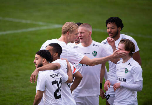 Högaborg firar självmålet i första spelminuten, 0-1, i