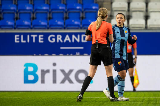 Djurgårdens Alexsandra Lobanova reagerar på ett domslut