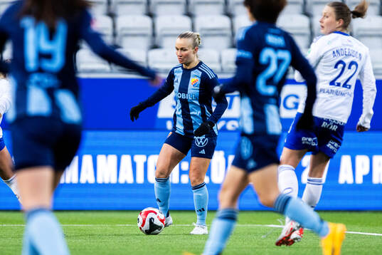 Djurgårdens Tove Almqvist nder fotbollsmatchen i