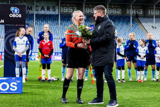 Assisterande domare Alisa Levälampi får pris för hundra