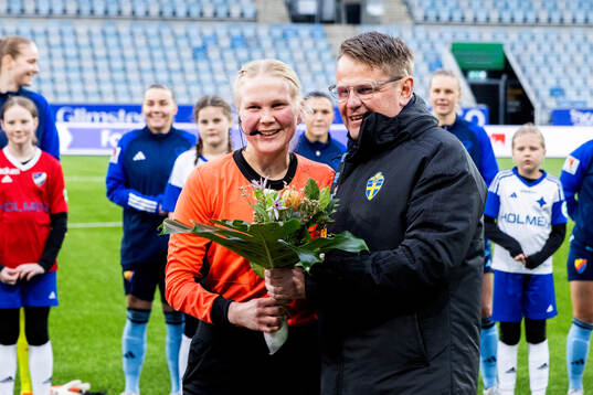 Assisterande domare Alisa Levälampi får pris för hundra