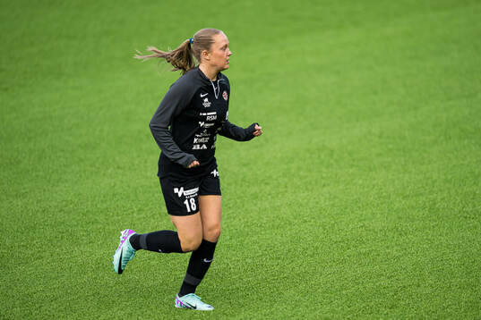 Anna Gilleshammer Nigardsøy of Arna-Bjørnar warms up