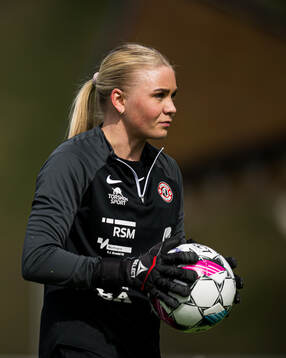 Hanne Larsen of Arna-Bjørnar warms up