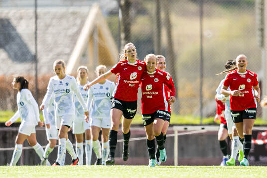 Anna Gilleshammer Nigardsøy of Arna-Bjørnar celebrates