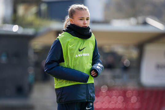 Elida Holvik Kolbjørnsen of Stabæk warms up