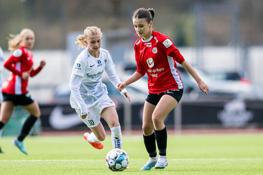 Elida Holvik Kolbjørnsen of Stabæk and Samra Muhic of