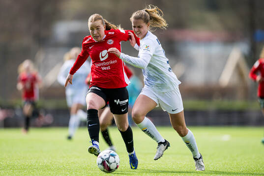 Marie Hella Andresen of Arna-Bjørnar and Iris Omarsdottir