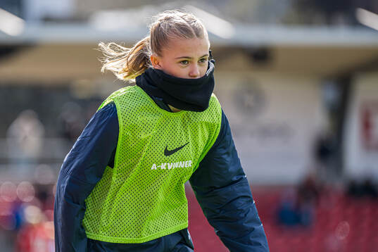 Elida Holvik Kolbjørnsen of Stabæk warms up