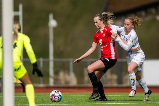 Stine Hovland of Arna-Bjørnar and Thea Loennecken of