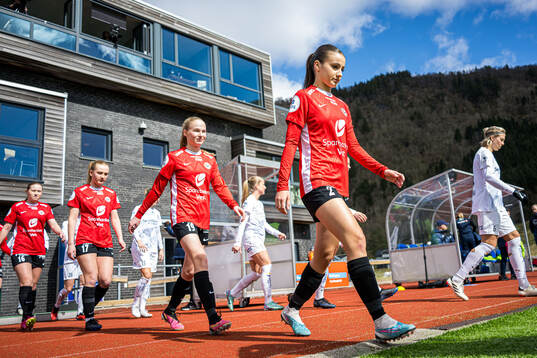 Linnea Sælen and Samra Muhic of Arna-Bjørnar