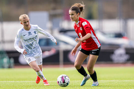 Elida Holvik Kolbjørnsen of Stabæk and Samra Muhic of