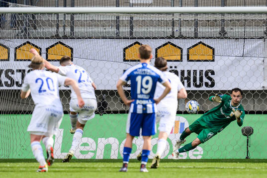 IFK Göteborgs målvakt Elis Bishesari räddar en