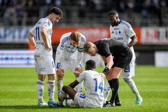 Domare Adam Ladebäck och IFK Norrköpings Yahya Kalley