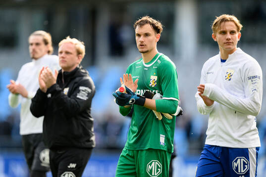 IFK Göteborgs målvakt Elis Bishesari tackar publiken