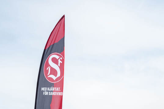 En flagga med Sandvikens logotyp