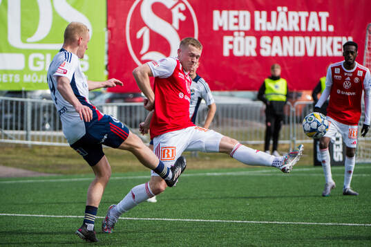Östers Adam Bergmark Wiberg och Sandvikens James Joseph