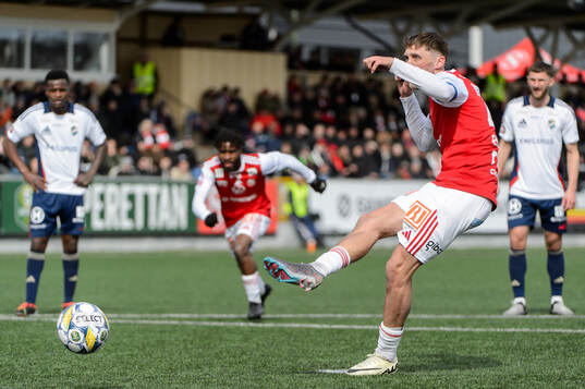 Sandvikens Emil Engqvist gör 1-0 på straffspark
