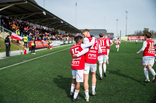 Sandvikens John Junior Igbarumah och Emil Engqvist jublar