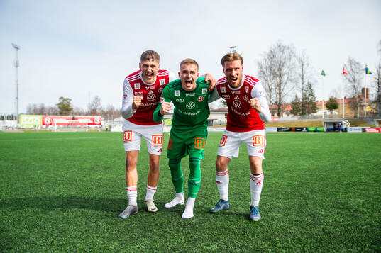 Sandvikens Emil Engqvist, målvakt Felix Jakobsson och