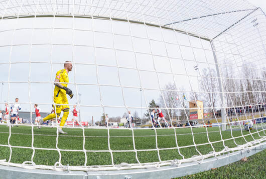 Östers målvakt Robin Wallinder deppar