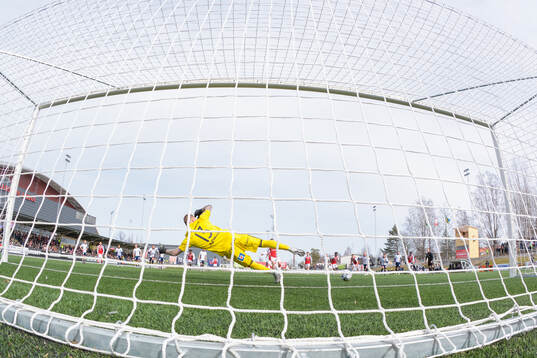 Östers målvakt Robin Wallinder släpper in 1-0 på straff