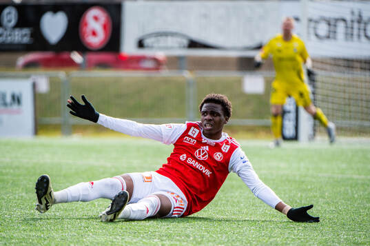 Sandvikens Calvin Kabuye reagerar
